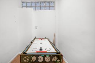 1 Bedroom Apartment with Game Table , 20 Min to City Center, Smart TV - 2