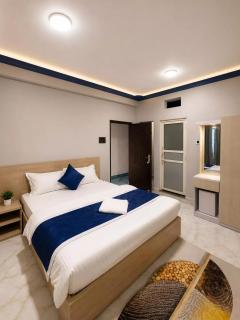 The Skyline Hotel - 5