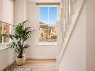 Bright 4BR-4BA Homestay in Kingston Free Parking - 2