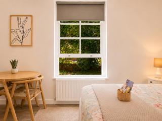 Bright 4BR-4BA Homestay in Kingston Free Parking - 8