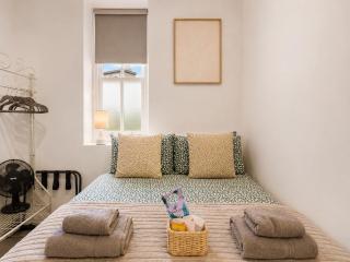 Bright 4BR-4BA Homestay in Kingston Free Parking - 6