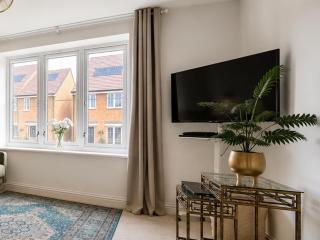 Bedford Near Universal UK Serviced Apartment, Sleeps 4, Parking - 1