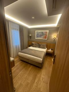 Lady Diana Hotel - 7