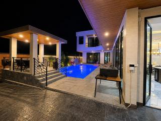 Hello Pattaya Pool Villa Brand New 5BR Luxury - 1