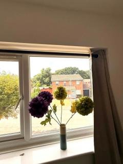 #173 Tranquil Streetly Home with Parking - Sleeps 5 - 8