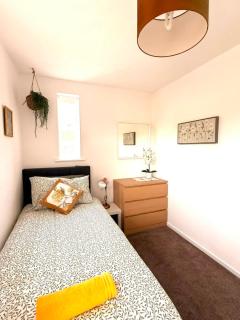 #173 Tranquil Streetly Home with Parking - Sleeps 5 - 4