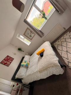 #173 Tranquil Streetly Home with Parking - Sleeps 5 - 1