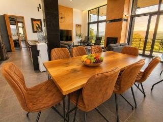 Luxury Wine Valley Retreat with Fireplace & Scenic Views - 8