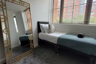 Stylish 2 Bedroom City Apartment - Free Parking - 7