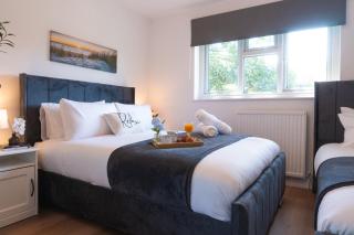 Modern 2-Bedroom House - Walk to Hospital & Town Centre - Free Parking & Private Garden - 1