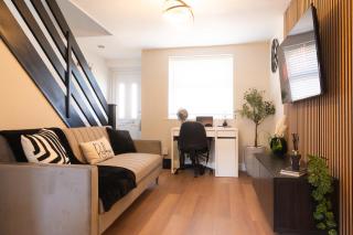 Modern 2-Bedroom House - Walk to Hospital & Town Centre - Free Parking & Private Garden - 7