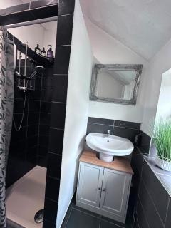 Lovely 2-Bed Flat -7-Min Walk to Station - 2