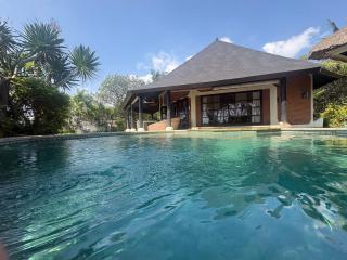Bundar - Superb beachfront villa with pool and staff! - 0