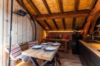 Le lodge perché PARKING GRATUIT, 4 PERSONNES, 2 CHAMBRES, WIFI, AMBIANCE CHALET EN BOIS, idéal PRO & COUPLE à Montbrison - 9