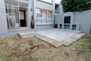 Stylish 2-Bedroom Retreat with Private Garden & Braai in Fourways - 0