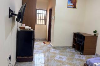 Spacious 5-Bedroom with Starlink, AC & Laundry - 2