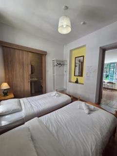 Harrys Inn Guesthouse - 8