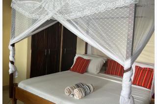 1 Bed Villa - Sleeps 2 - Pool - Smoking - Parking - 3