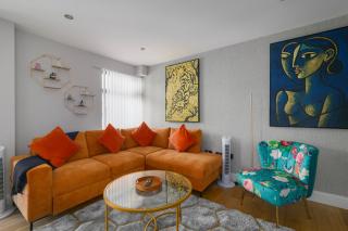 Modern Hoxton 2 Bed, 2 Bath Apartment with Balcony Sleeps 6 - 4