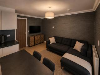 The Village Apartment, Free Parking & Fast Wi-Fi - 0