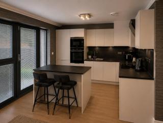 The Village Apartment, Free Parking & Fast Wi-Fi - 4