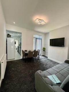 New Stylish Fully Refurbished 2-Bedroom Home - 6