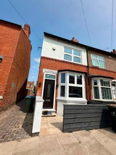 New Stylish Fully Refurbished 2-Bedroom Home - 9