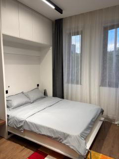 Charming Center Studio-Bridge View & High Ceiling - 2