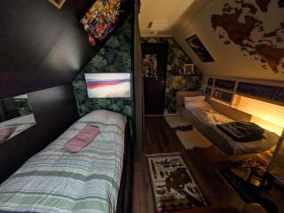 Super Central, Quiet and Cozy Travelers Loft - 6