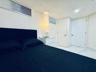 Luxury Designer Room With Workspace Smart TV and Fast Wifi - 0