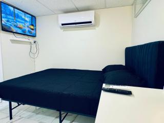 Luxury Designer Room With Workspace Smart TV and Fast Wifi - 5