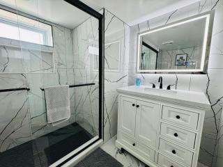 Luxury Designer Room With Workspace Smart TV and Fast Wifi - 2