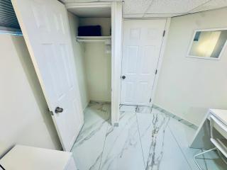 Luxury Designer Room With Workspace Smart TV and Fast Wifi - 1