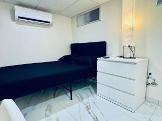 Luxury Designer Room With Workspace Smart TV and Fast Wifi - 4