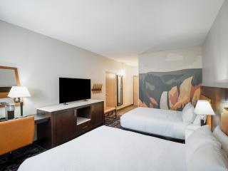 Gray Wolf Inn & Suites - 7