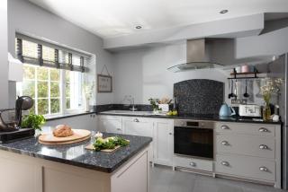 Mermaid Cottage - Parking, pet friendly, enclosed garden - 2