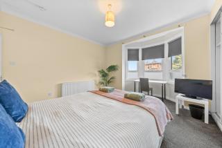 Group Stay 3BR Close to Hydro and SECC with Parking - 3