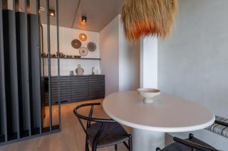 Suite O - 8
