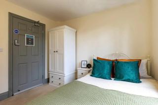 Student only Bronze Room with Shared Bathroom, Leeds City Centre - Mary Morris - 9