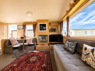 The Happy Camper, Modern Caravan in ParkDean Camber Sands Resort - Sleeps 6, Pet friendly, 2 minute walk to Entertainment hub - 1