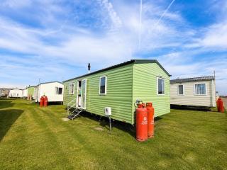 The Happy Camper, Modern Caravan in ParkDean Camber Sands Resort - Sleeps 6, Pet friendly, 2 minute walk to Entertainment hub - 6