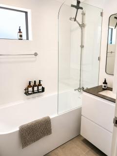Boutique 4BR Family Stay, Premium Comfort, King Suite, Easy CBD - 4