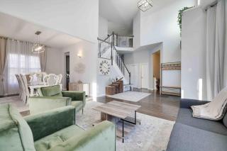 Spacious Modern Home in Heart of Poconos Camelback Lake - 0