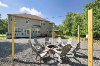Spacious Modern Home in Heart of Poconos Camelback Lake - 9