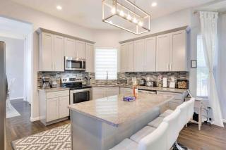 Spacious Modern Home in Heart of Poconos Camelback Lake - 4