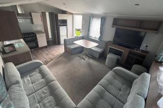 Cabin Sleeps 8 - Free Parking Patio Pool - 8
