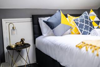 Quiet Top-Floor Retreat -Modern Studio for 2 - Islington - 0