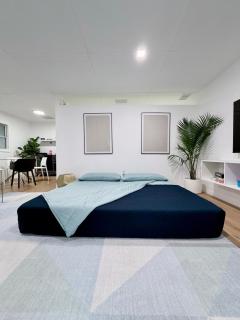 Tropical Luxe Villa-Near Airport, Minutes to Lido key beach, Downtown and Dining - 3