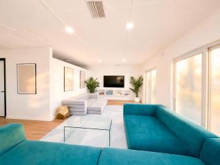 Tropical Luxe Villa-Near Airport, Minutes to Lido key beach, Downtown and Dining - 0