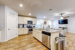 Brightly updated home near the sound with large patio chefs kitchen & WD - 3
